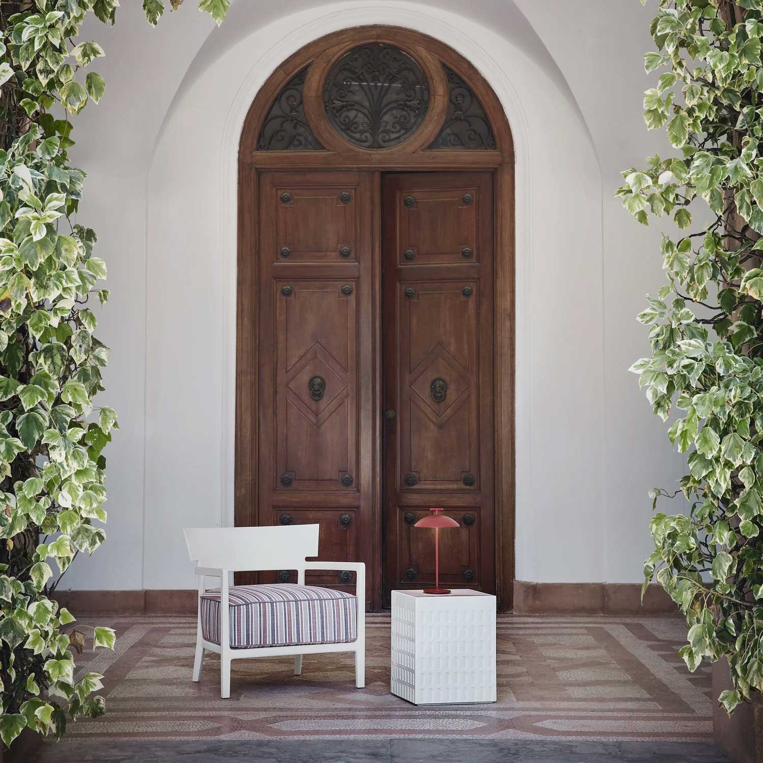 Kartell - Cara Mat Outdoor Sessel weiß / grau