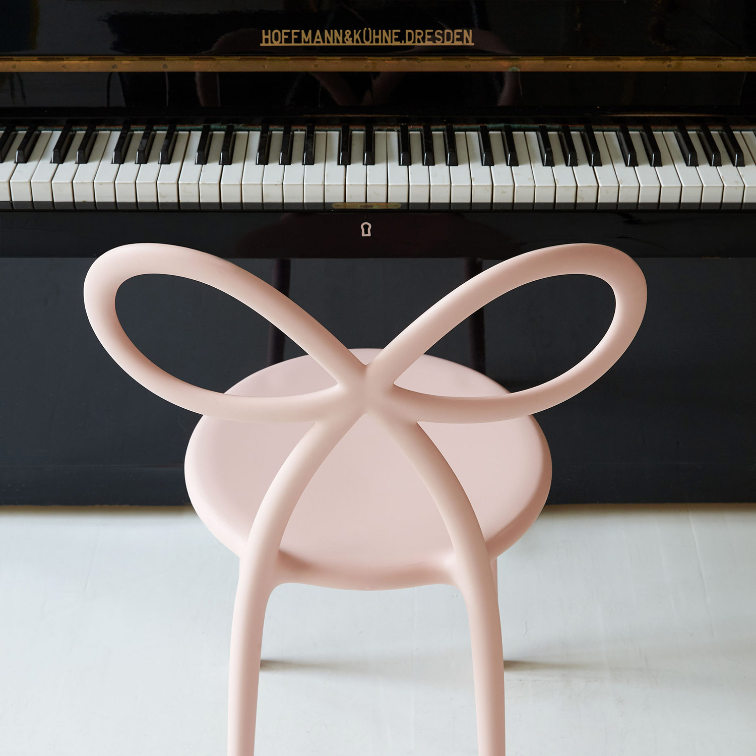 qeeboo ribbon stuhl pink klavier 97680