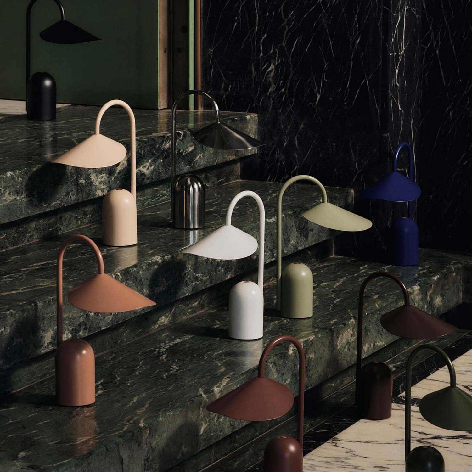 Ferm Living - Arum tragbare Leuchte bright blue