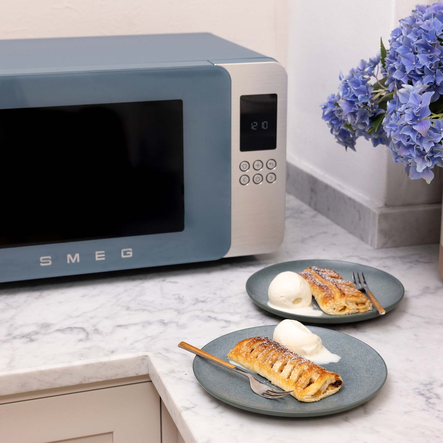SMEG - Mikrowelle mit Grillfunktion MOC01 weiß