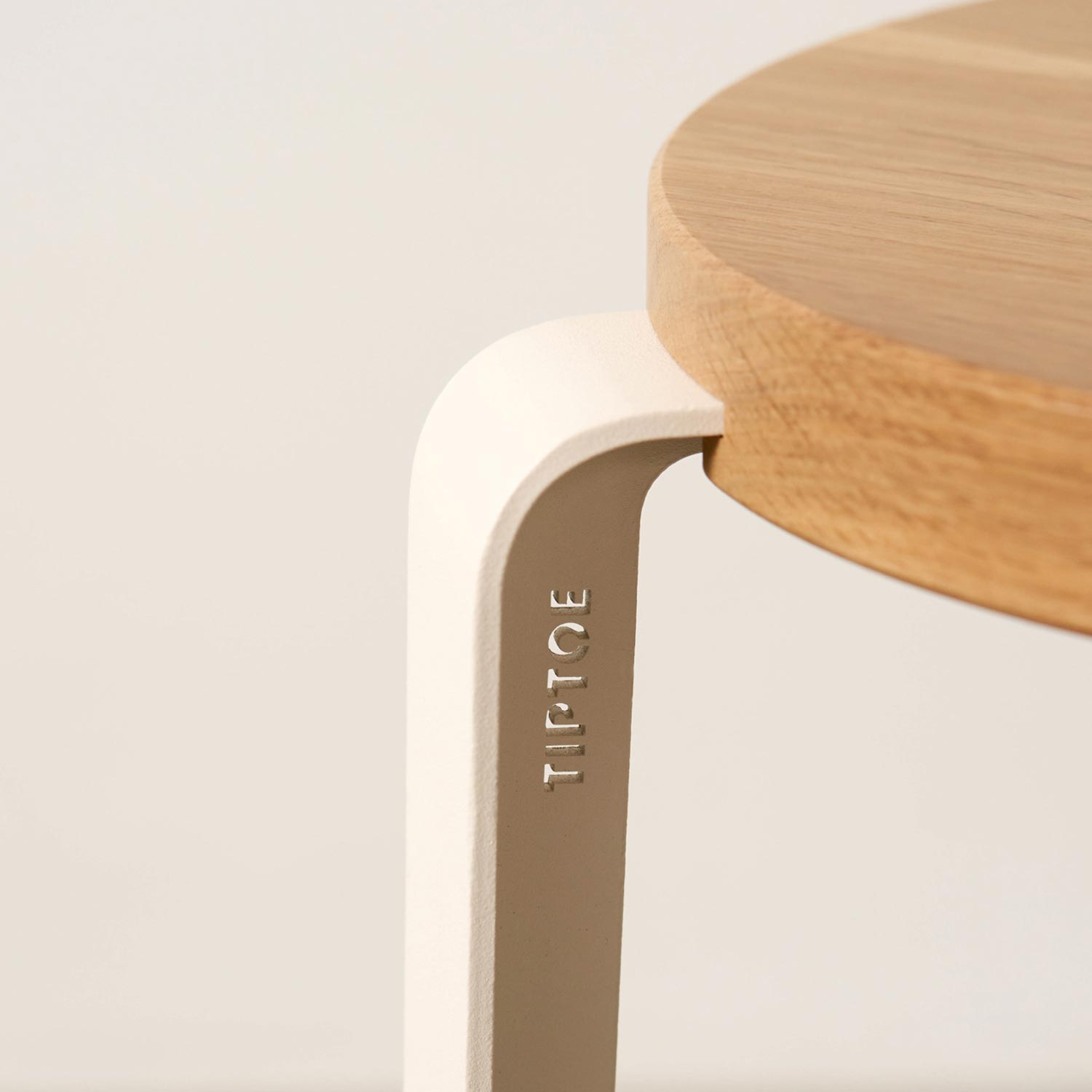 Tiptoe - Lou Hocker Eiche natur graphitschwarz