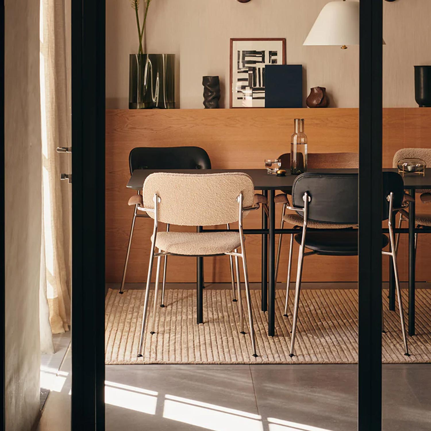 Audo - Co Dining Chair mit Armlehne schwarz/Eiche dunkel