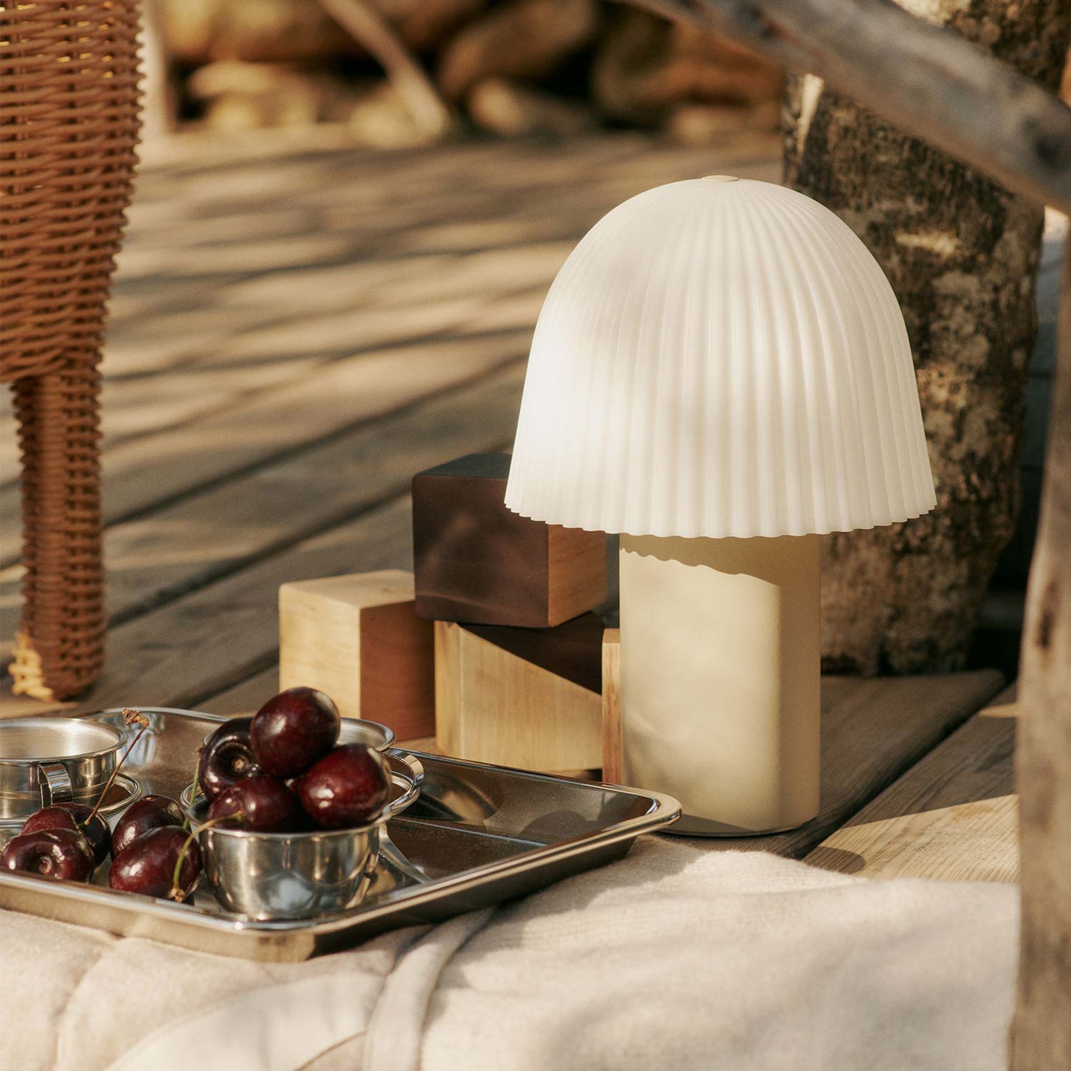 Ferm Living - Frill tragbare Leuchte rose/white