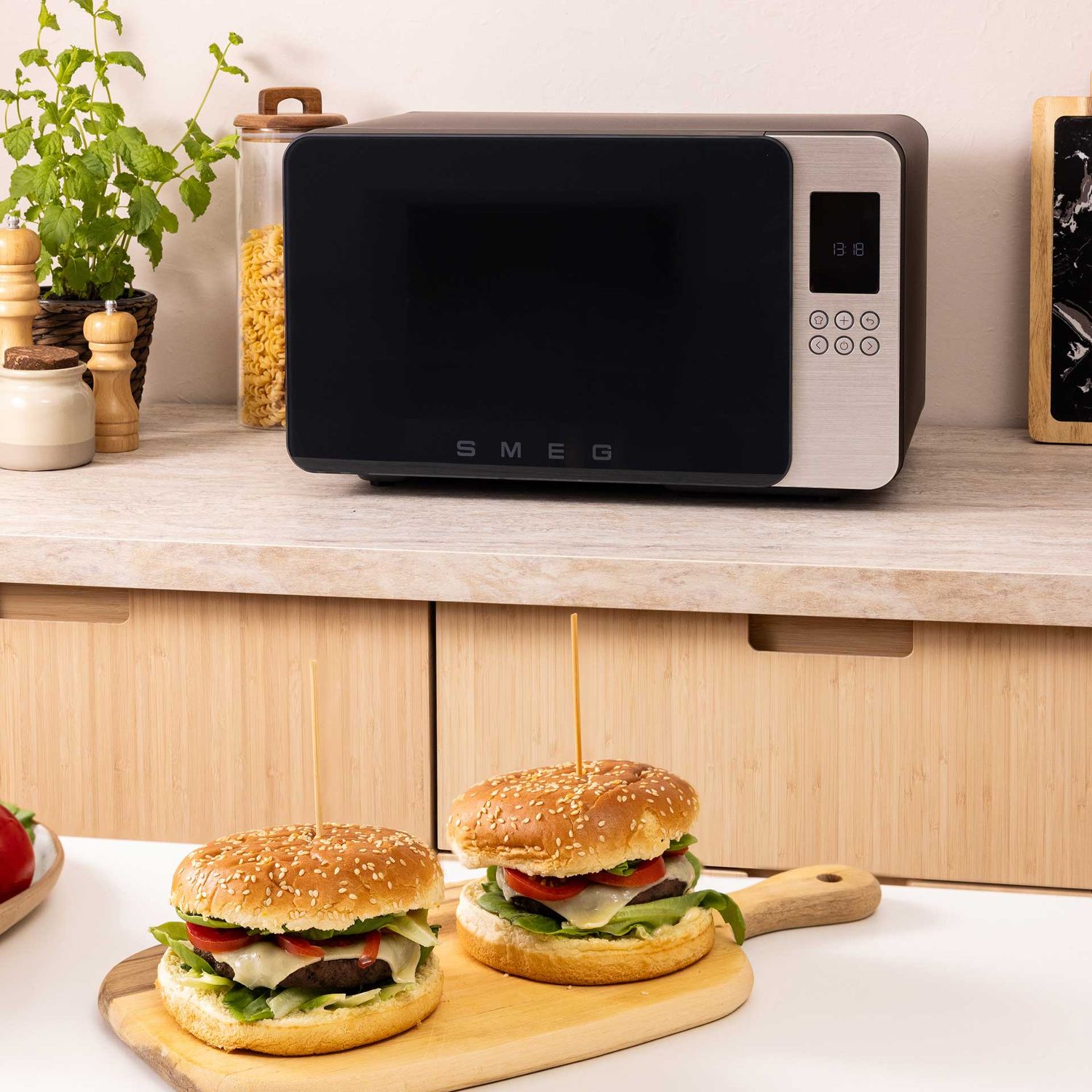 SMEG - Mikrowelle mit Grillfunktion MOC01 weiß