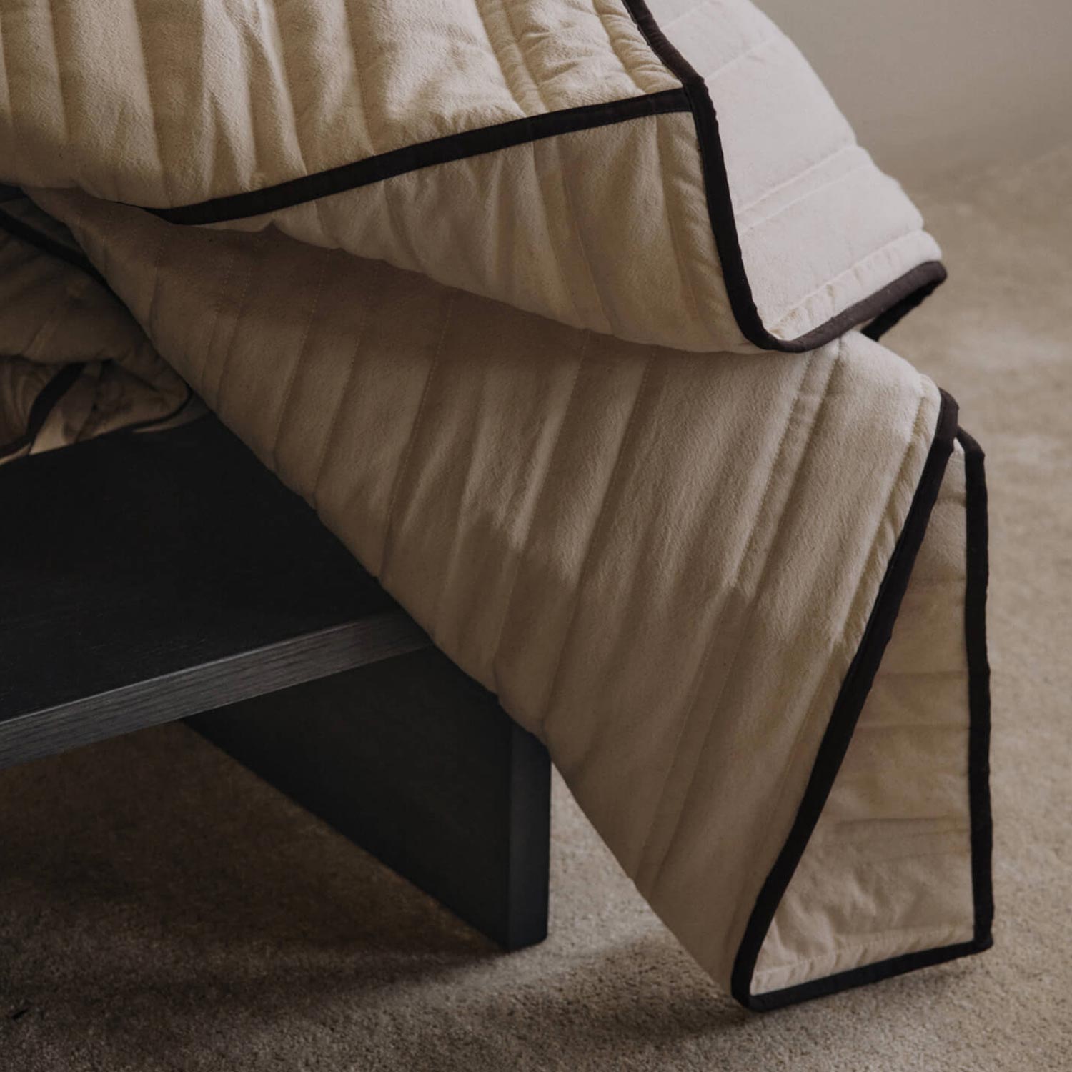 Ferm Living - Vari Steppdecke einzel natur/dark chocolate