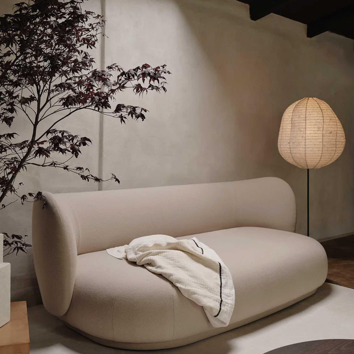 ferm LIVING Kurbis Stehleuchte Floor Lamp Low Tall hinter Sofa 104514
