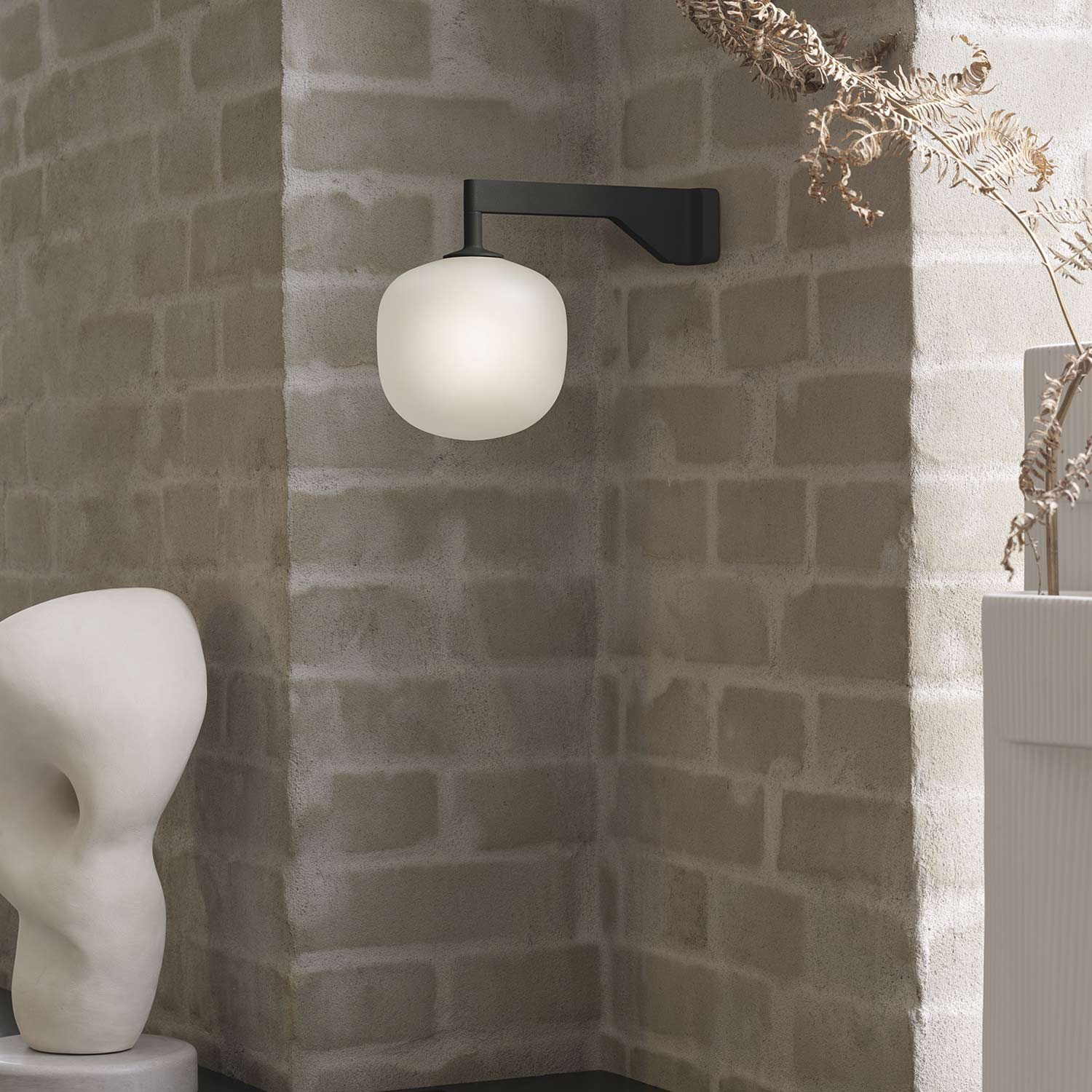 muuto rime wall lamp schwarz 65457