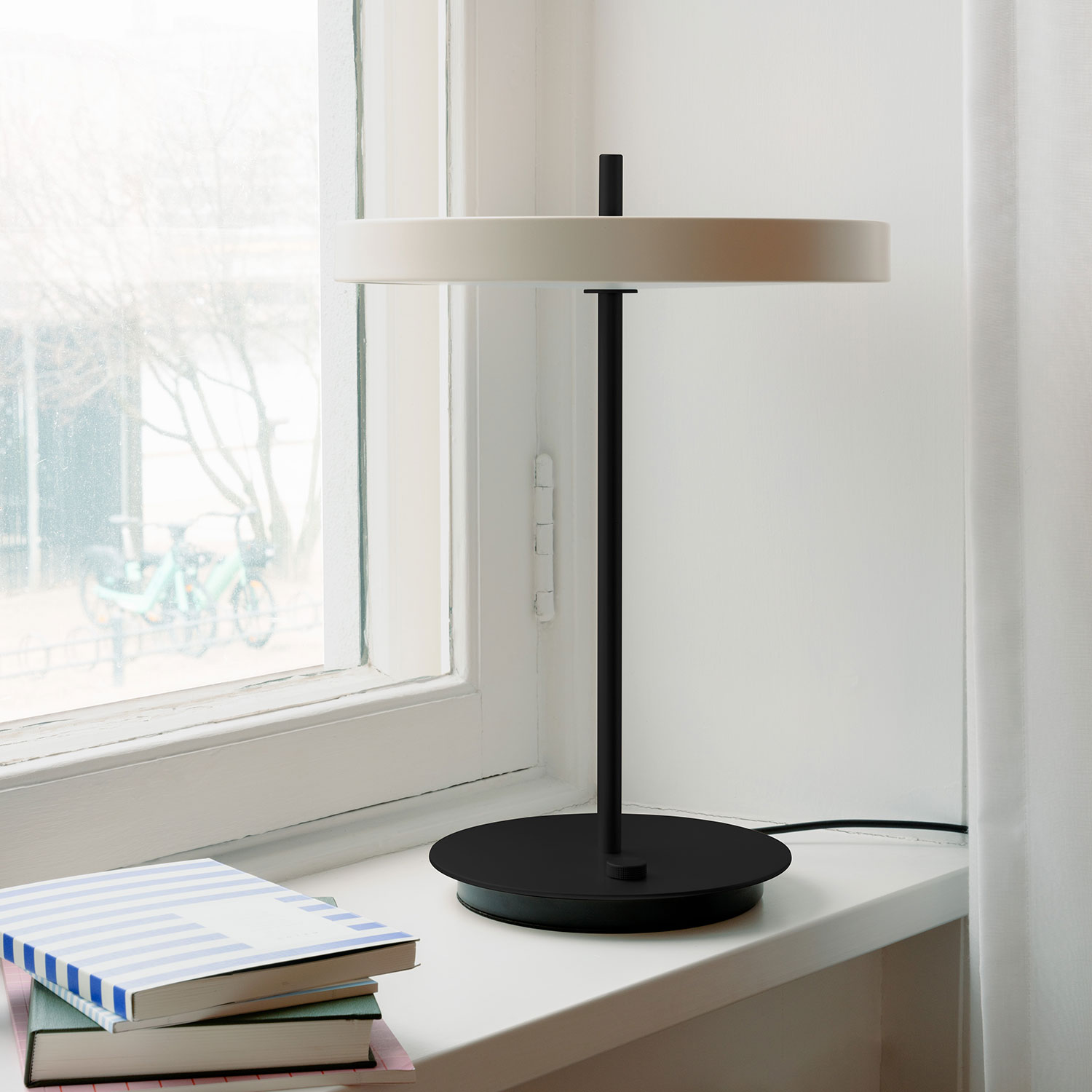 UMAGE Asteria tischlampe schwarz pearl white auf fensterbank 106503