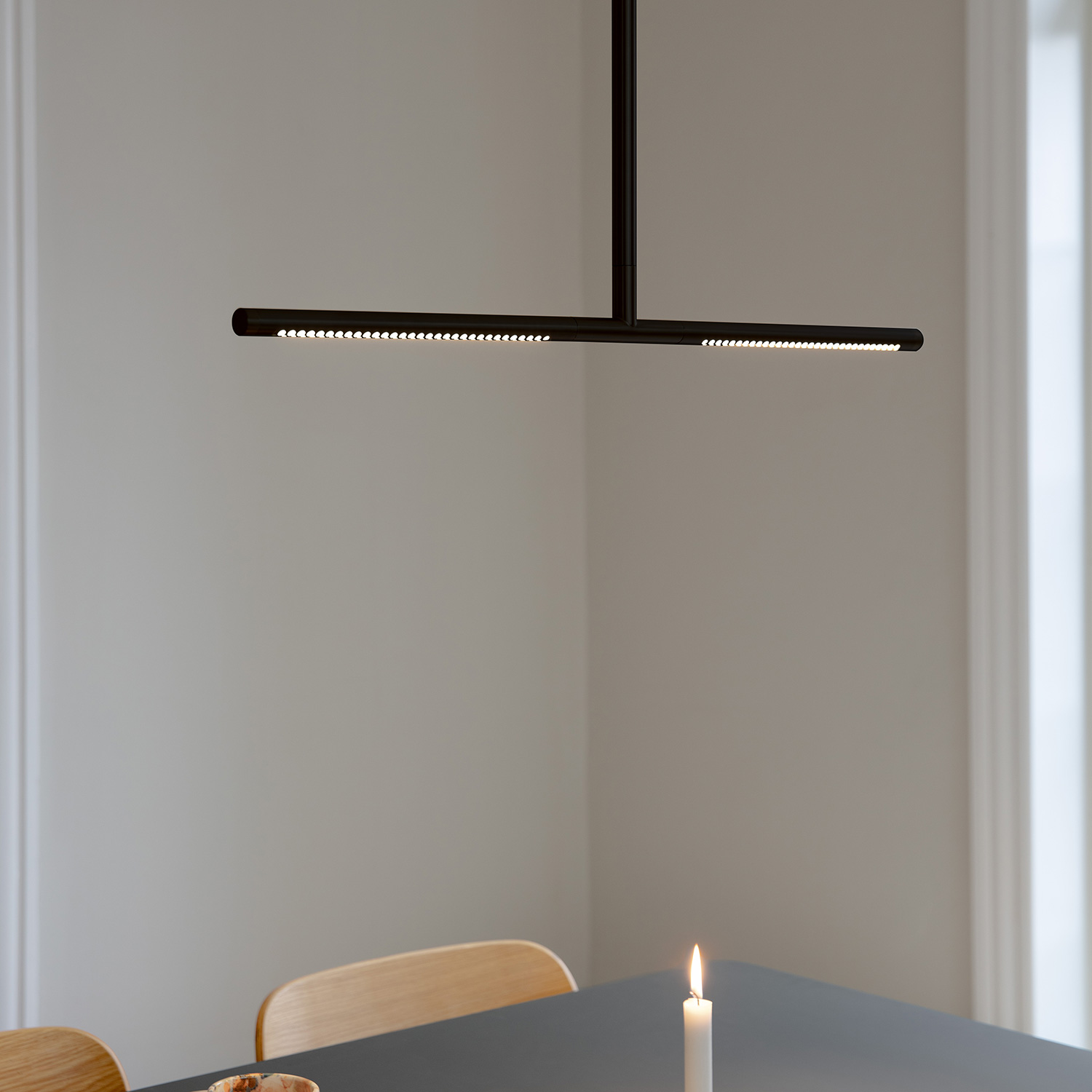UMAGE omni pendelleuchte schwarz ueber tisch 106527