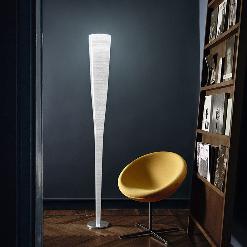 foscarini mite stehleuchte schwarz gelber stuhl 63469