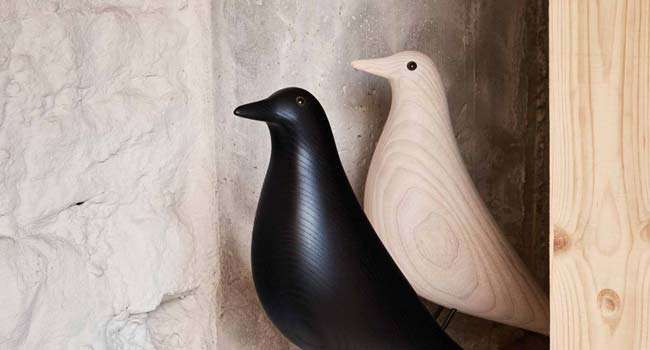 Vitra Eames Housebird in schwarz und hell