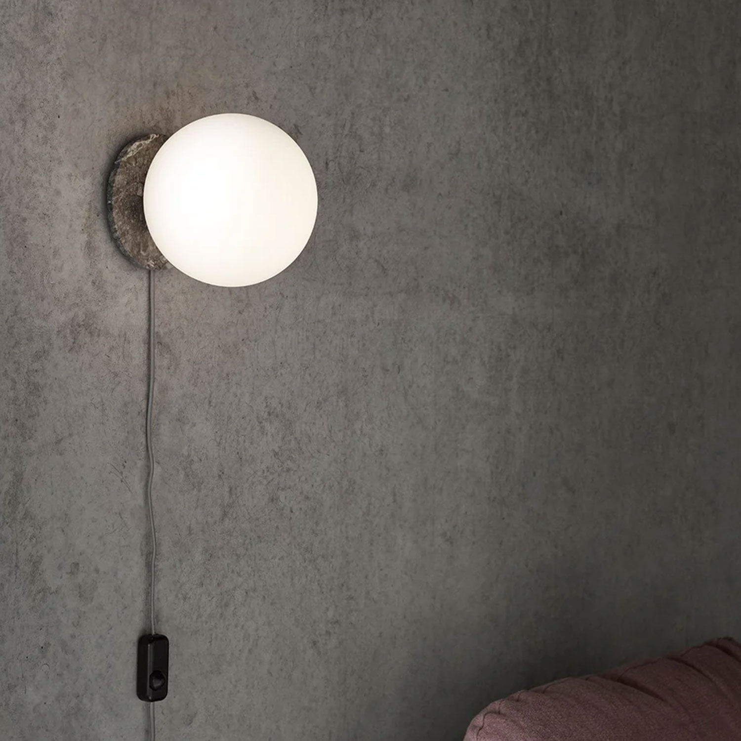 Audo - TR Bulb Tisch- und Wandleuchte Messing / matt opal