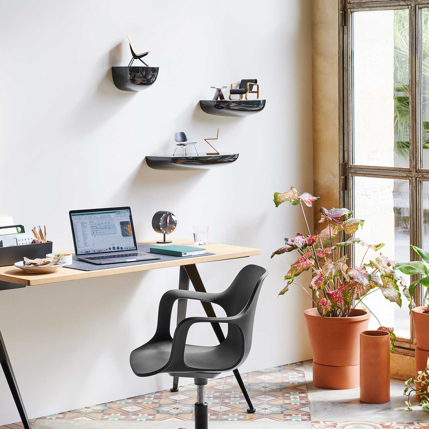 Vitra - Miniatur Tip Ton gletscherblau Barber & Osgerby