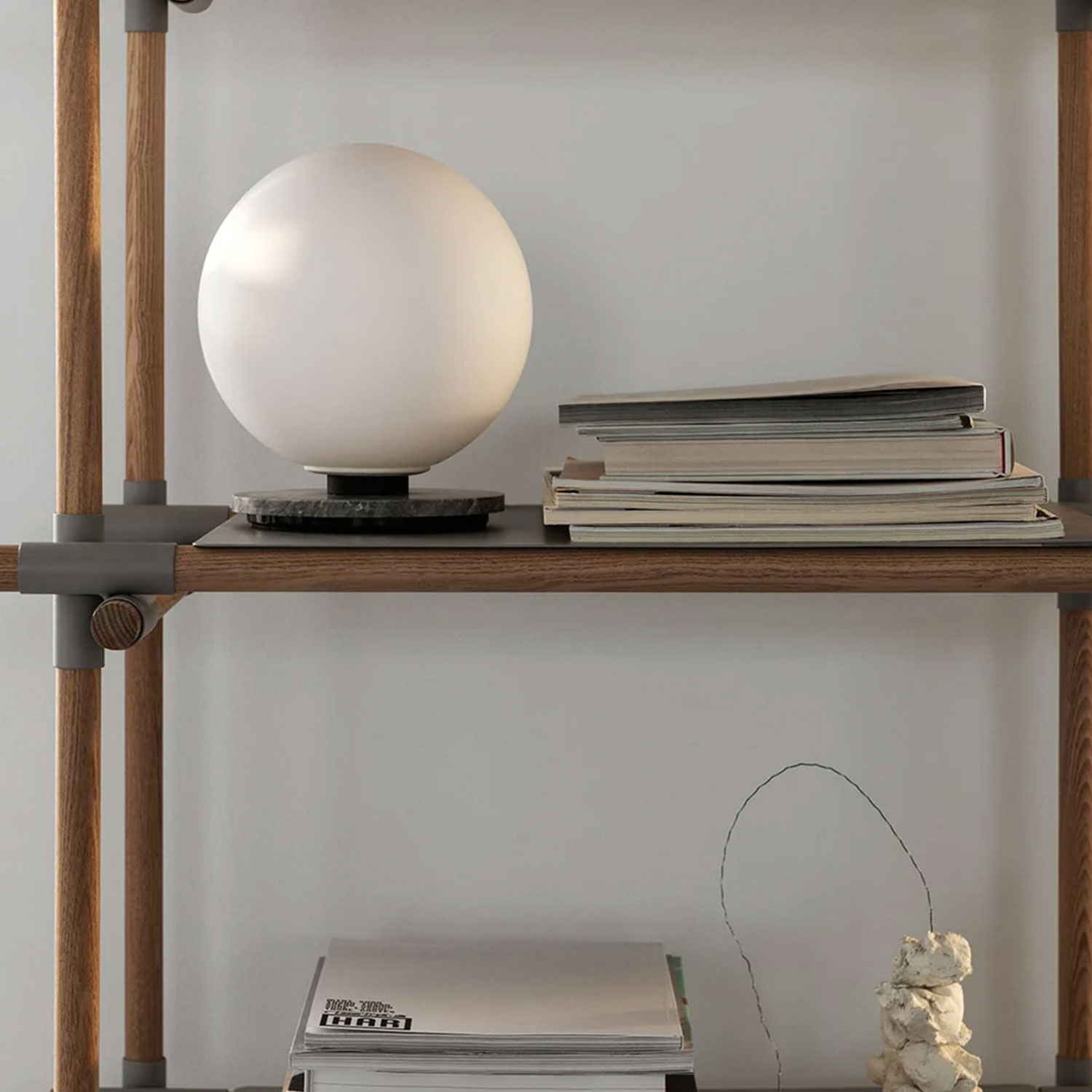 Audo - TR Bulb Tisch- und Wandleuchte Messing / matt opal