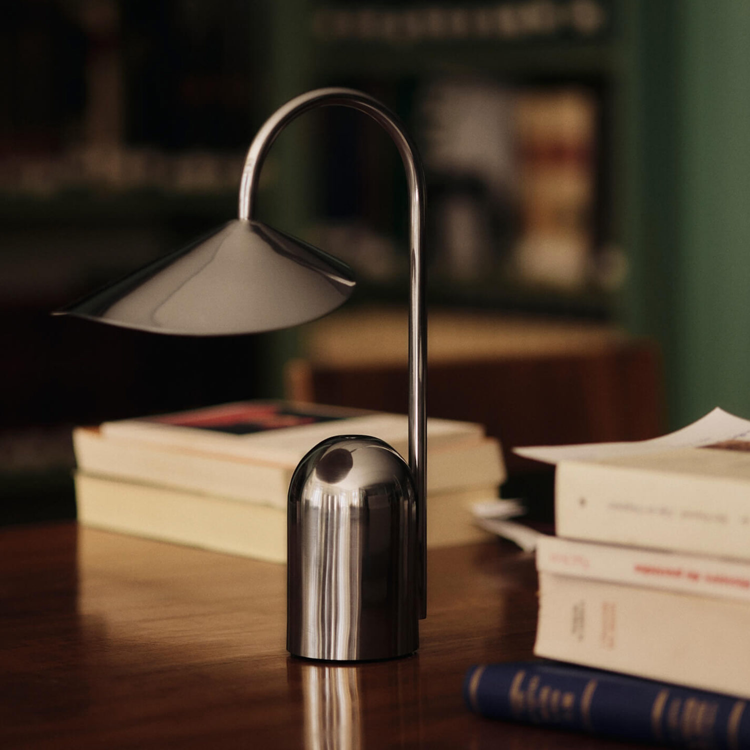 Ferm Living - Arum tragbare Leuchte bright blue