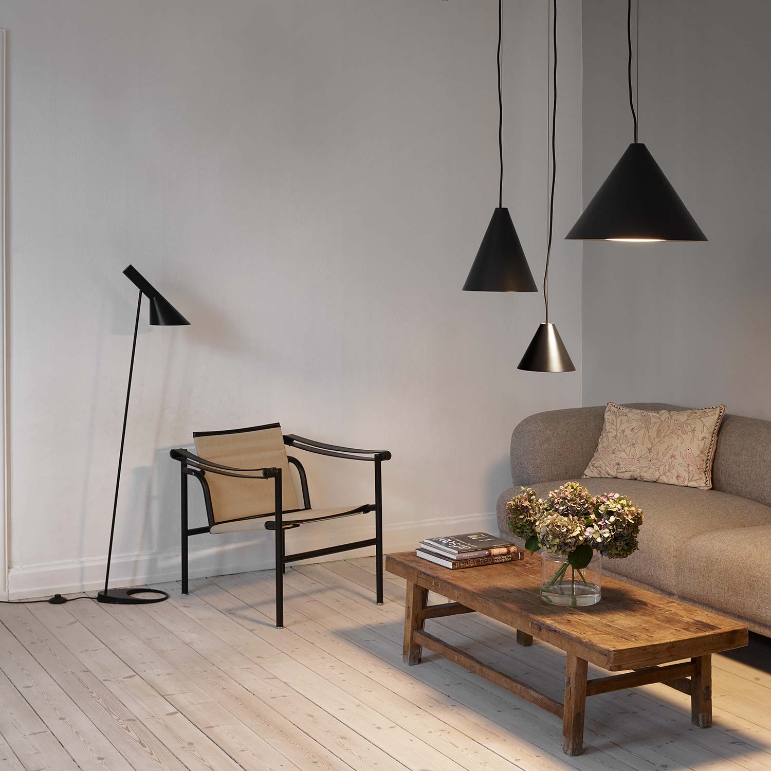 Louis Poulsen AJ Stehlampe schwarz wohnzimmer 106028