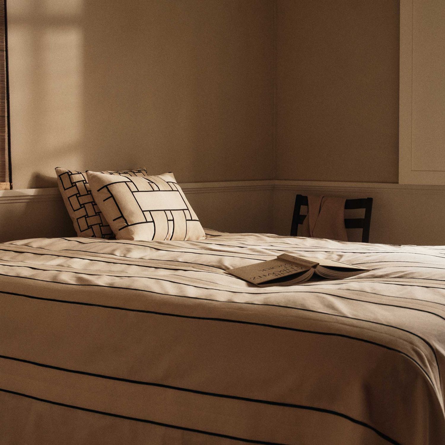 Ferm Living - Lattice Offset Kissen quad. off-white/schwarz
