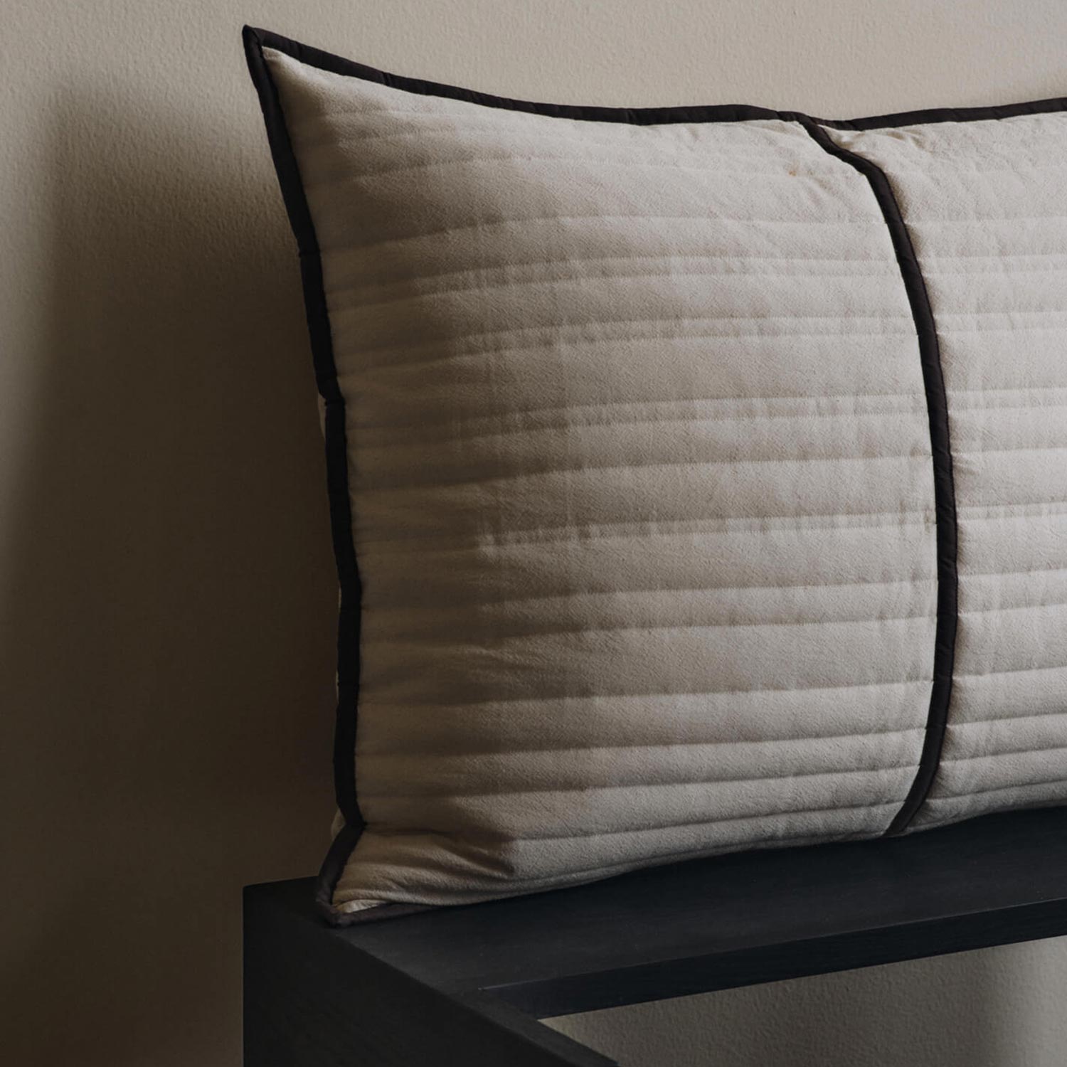 Ferm Living - Vari Steppkissen natur/dark chocolate