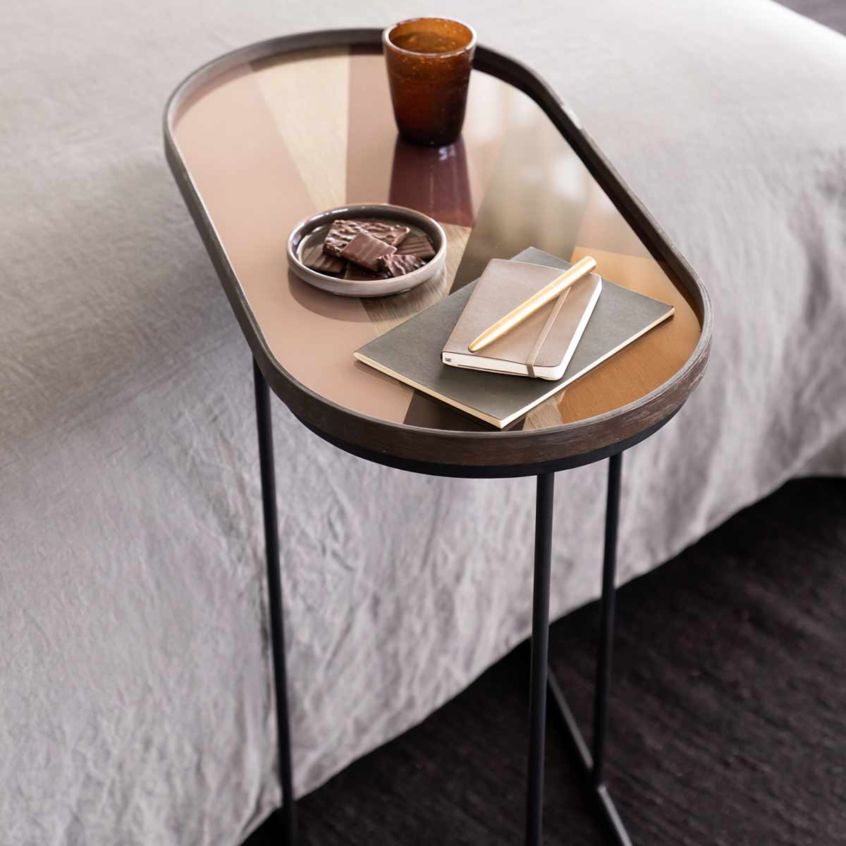20575 oval angle tablett rund ethnicraft mit tisch lifestyle 95307