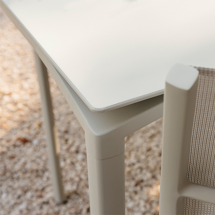 fermob calvi tisch 140x140 lehmgrau A5 detail 77881