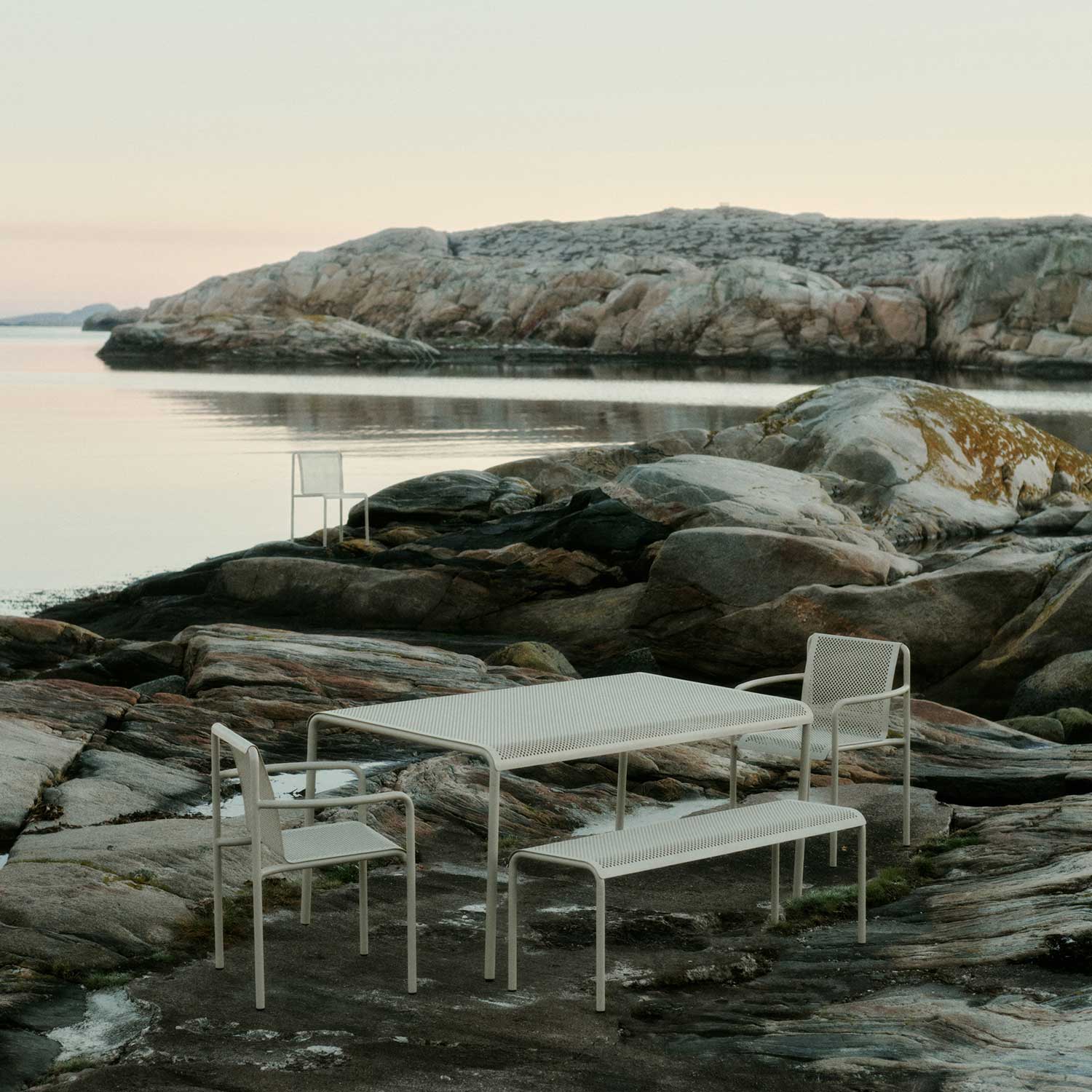 Ferm Living - Dapple Outdoor Tisch 80x80 cm tea green