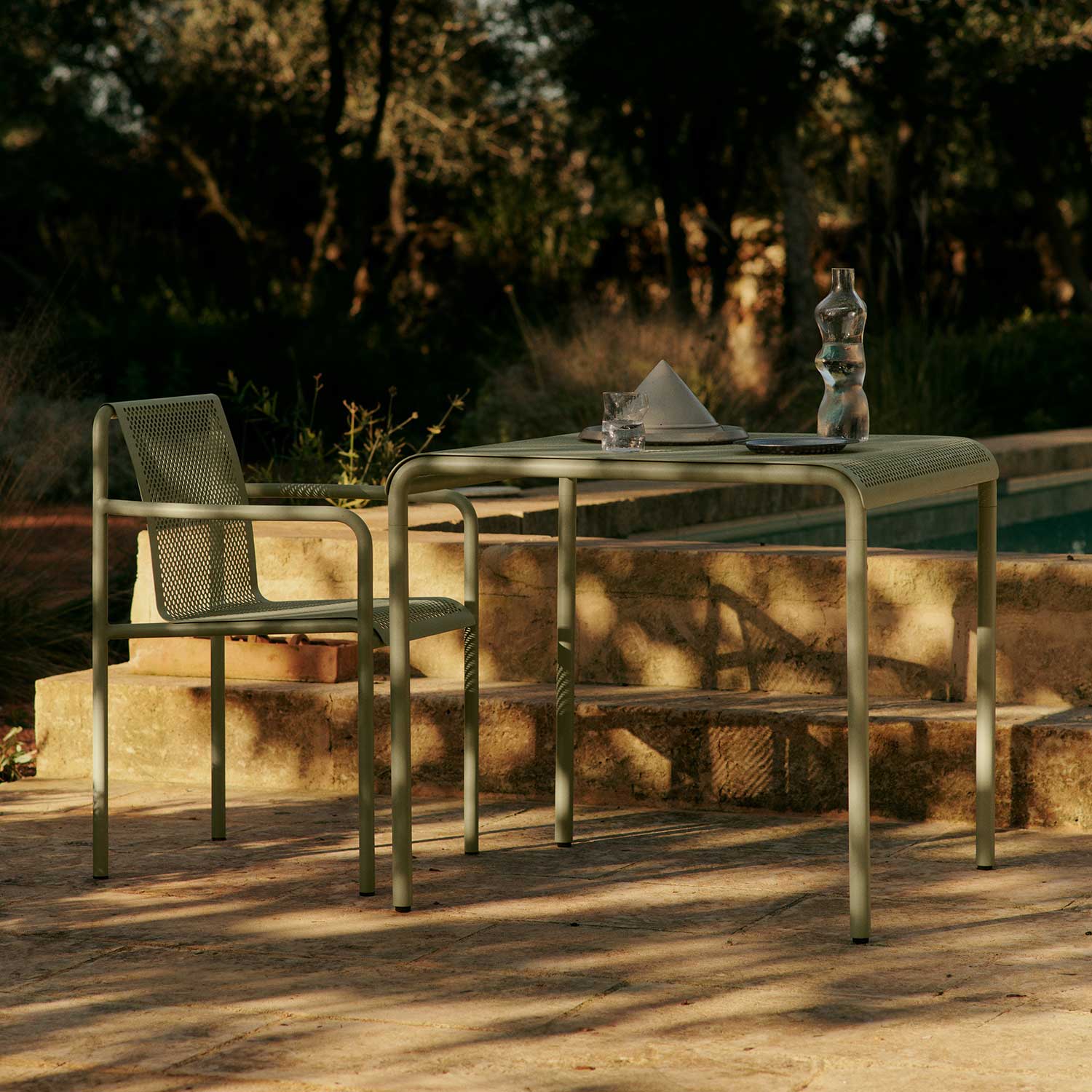 Ferm Living - Dapple Outdoor Stuhl mit Armlehnen cashmere