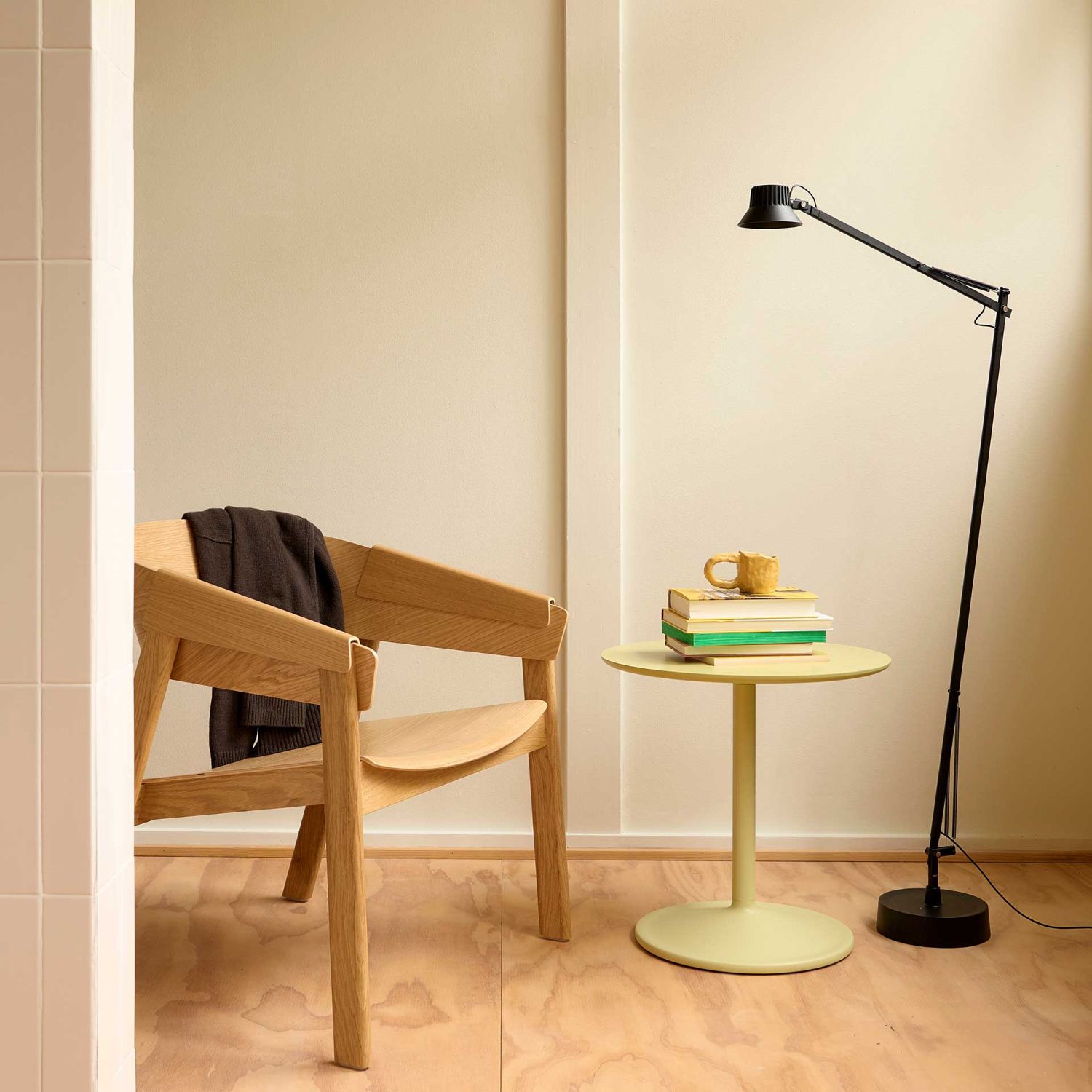 Muuto - Dedicate LED Stehlampe schwarz