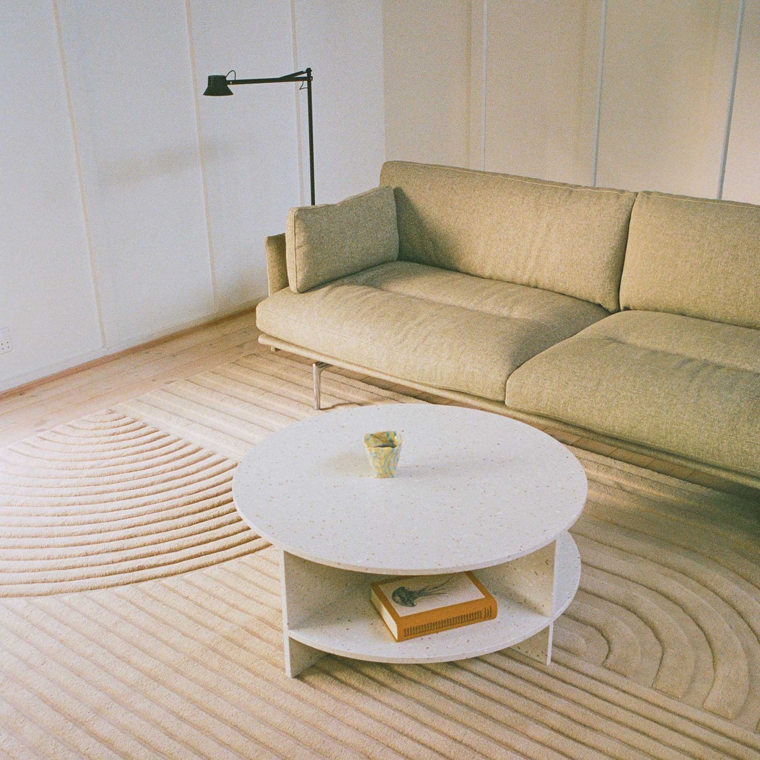 Muuto - Halves Couchtisch off-white Terrazzo