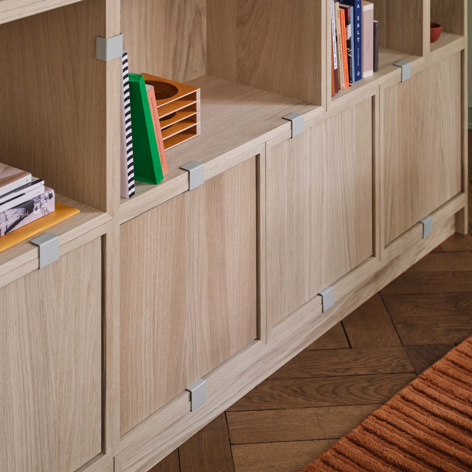 28999 en stacked bookcase 1 oak relevo rug burnt orange kink vase light blue muuto org 102982