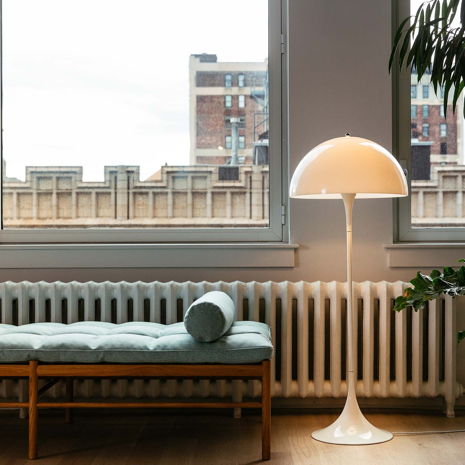 Louis Poulsen Panthella stehlampe neben sofa 106272