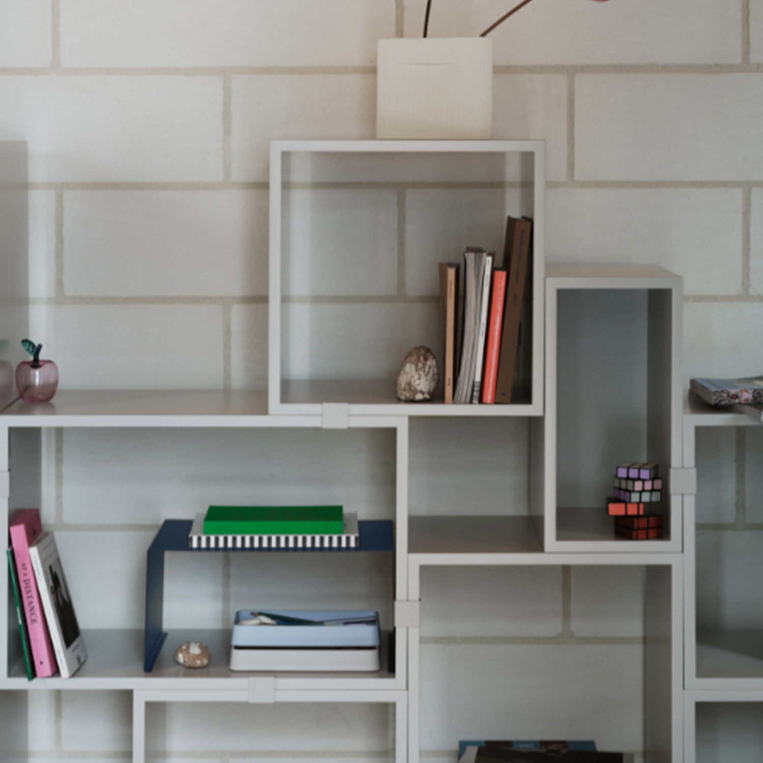 28796 en stacked insert grey muuto in action 103037