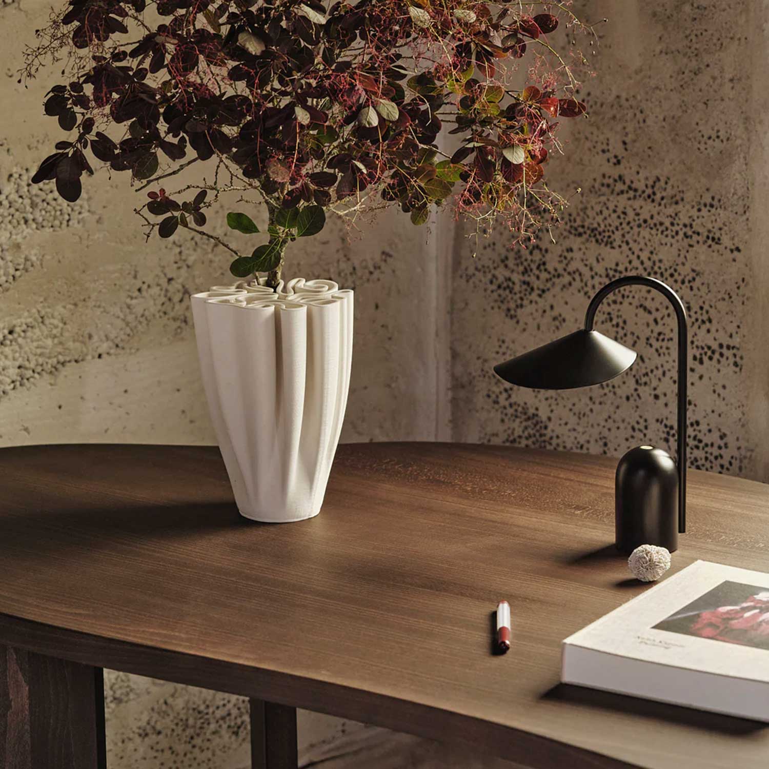 ferm LIVING Tarn Schreibtisch Buche dunkel gebeizt 1104270012 im Arbeitszimmer gezoomt 104296