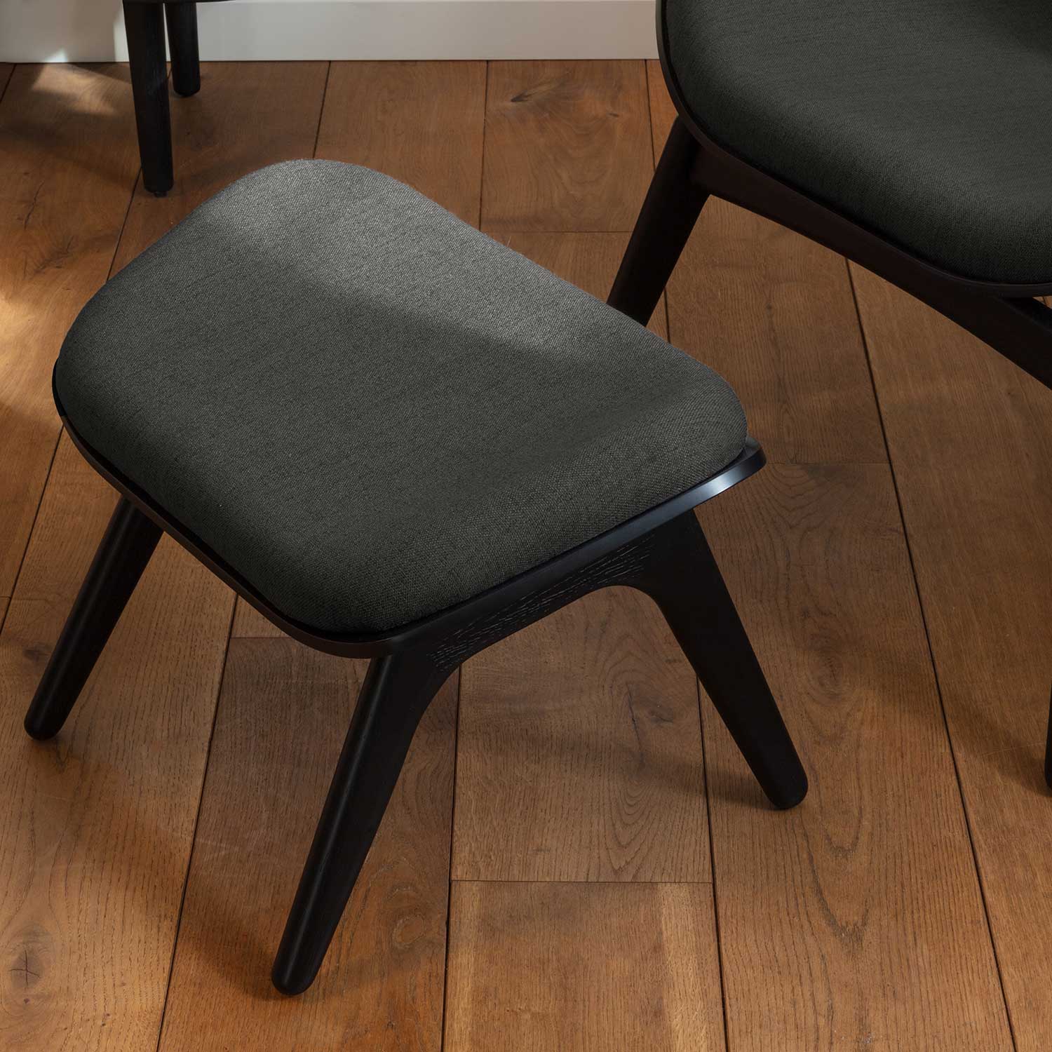 the reader ottoman umage 80816