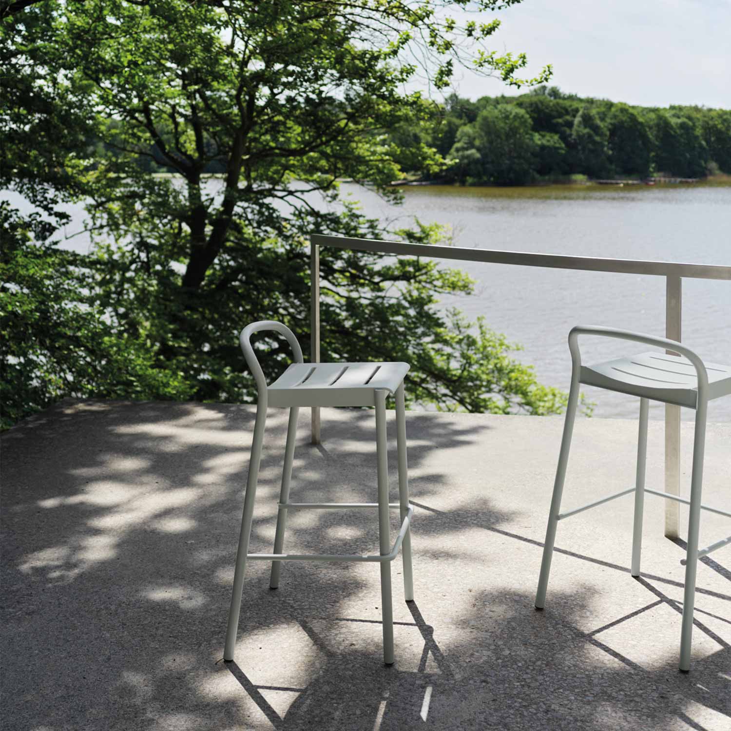 muuto linear steel bar stool grey ambiente 85928