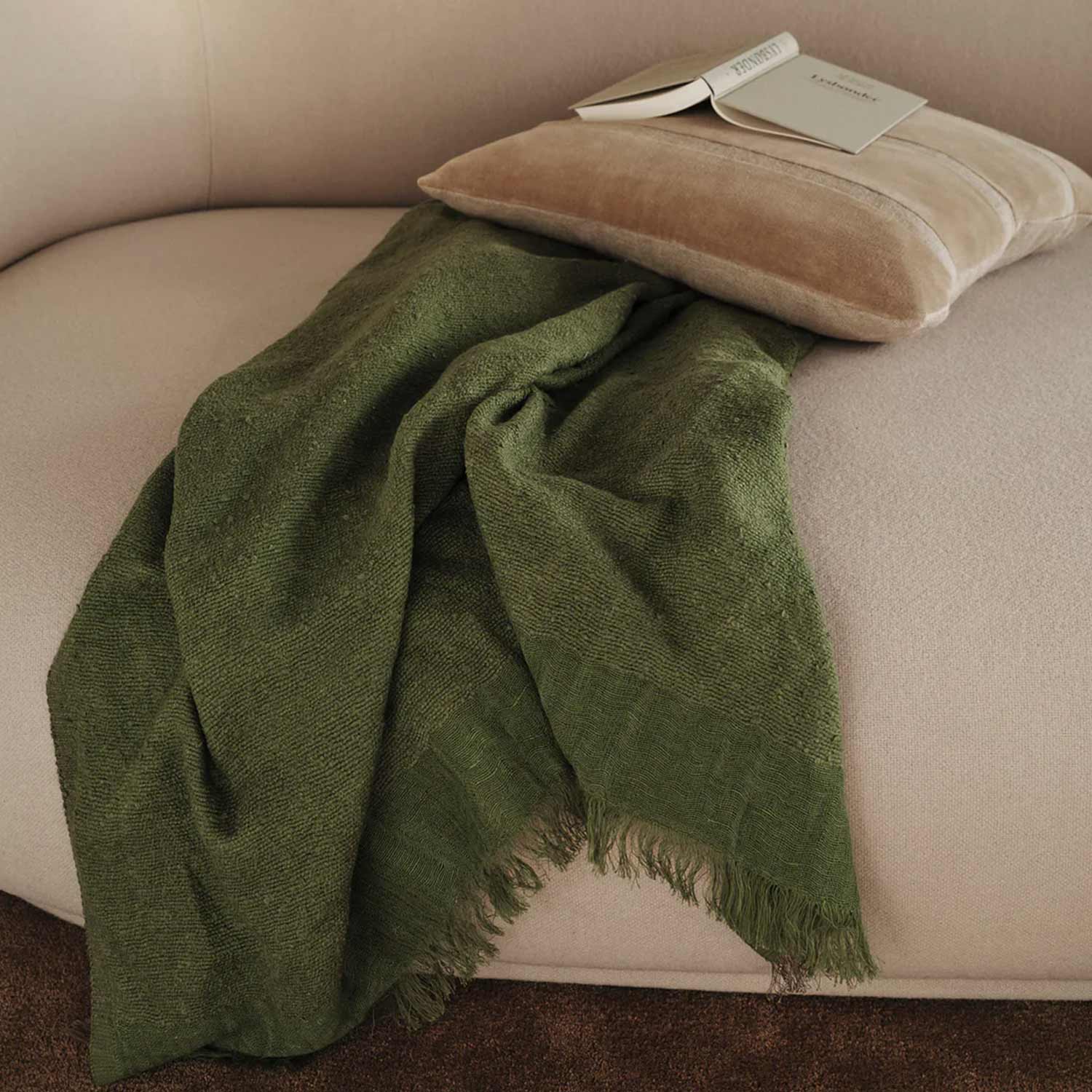 fermLIVING Weaver Throw Decke avocado 1104269794 auf Sofa 104261