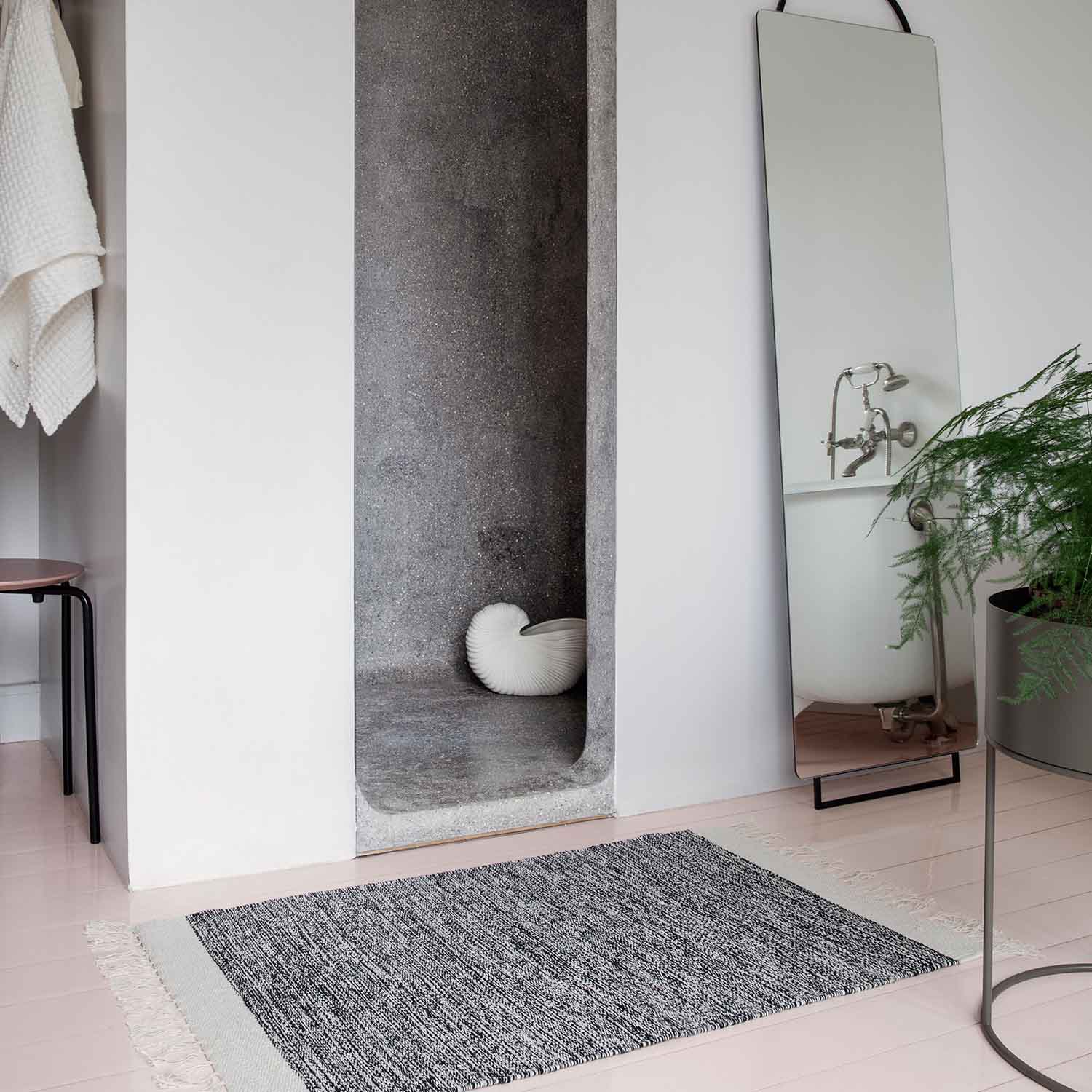 Shell Pot Off White Blumengef ferm Living auf dem Boden