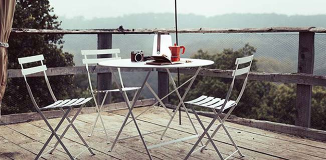 Fermob Bistro Stuhl weiß auf Terrasse