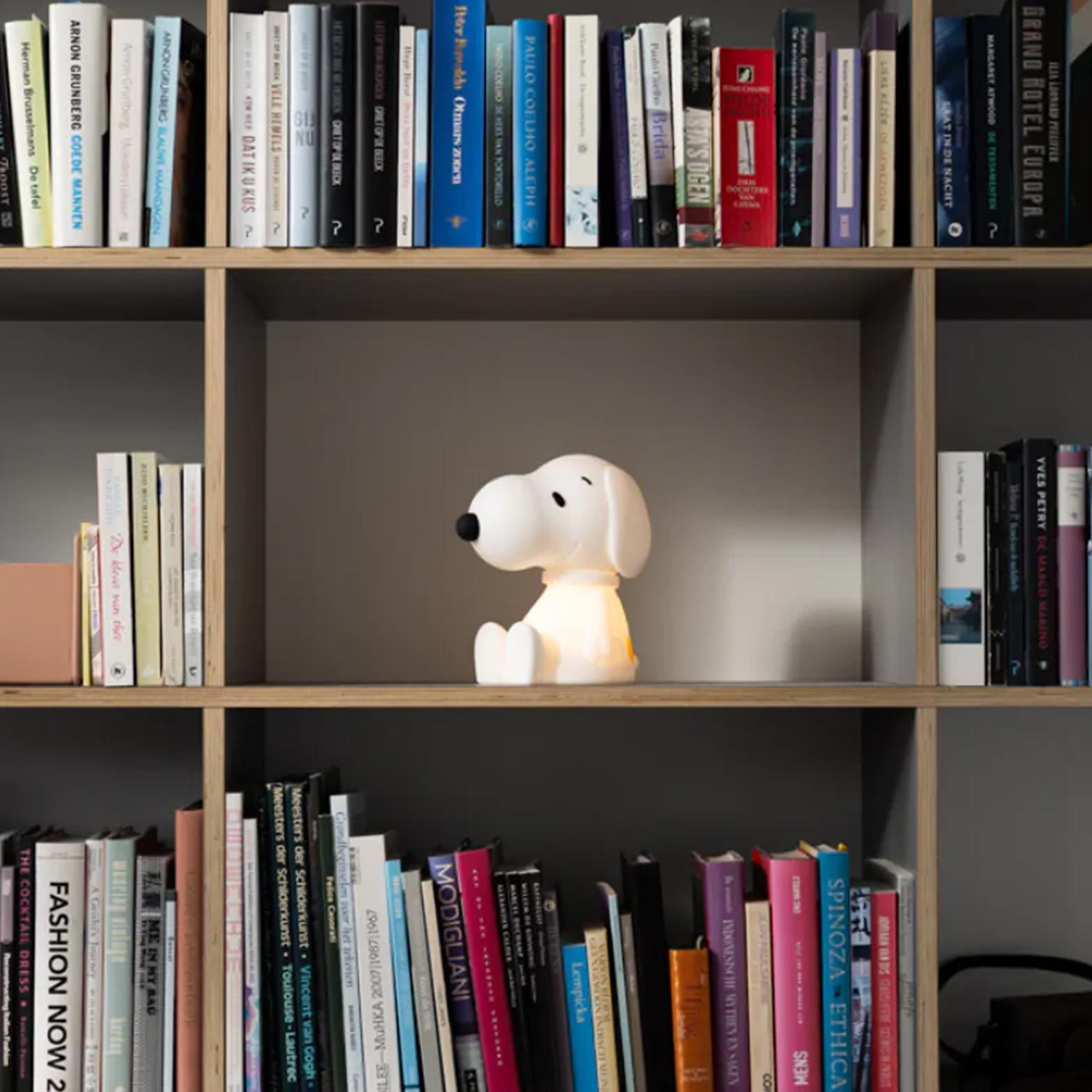 MrMaria Snoopy First Light im Buecherregal 103680