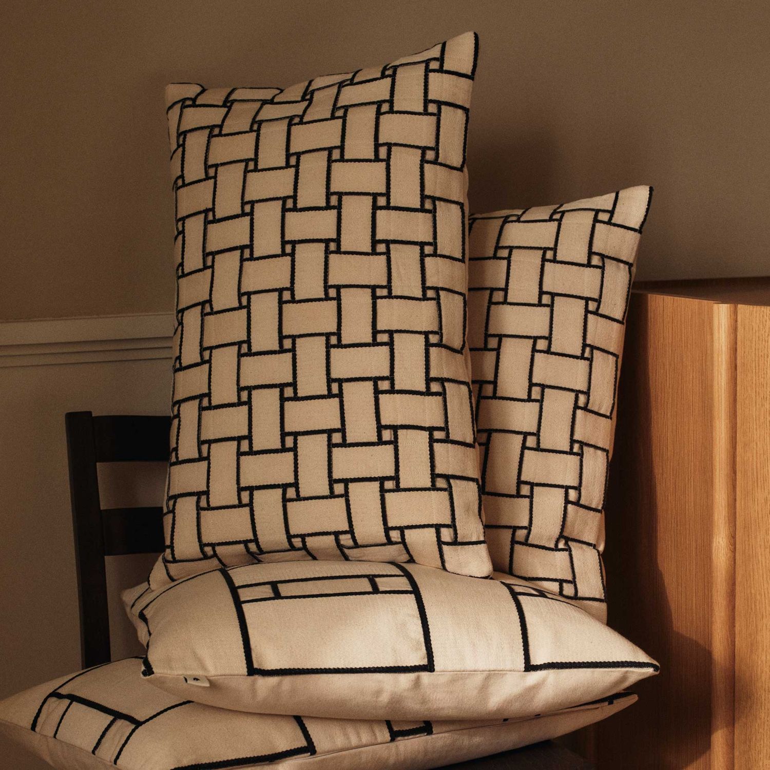 Ferm Living - Lattice Kissen quadratisch off-white/schwarz
