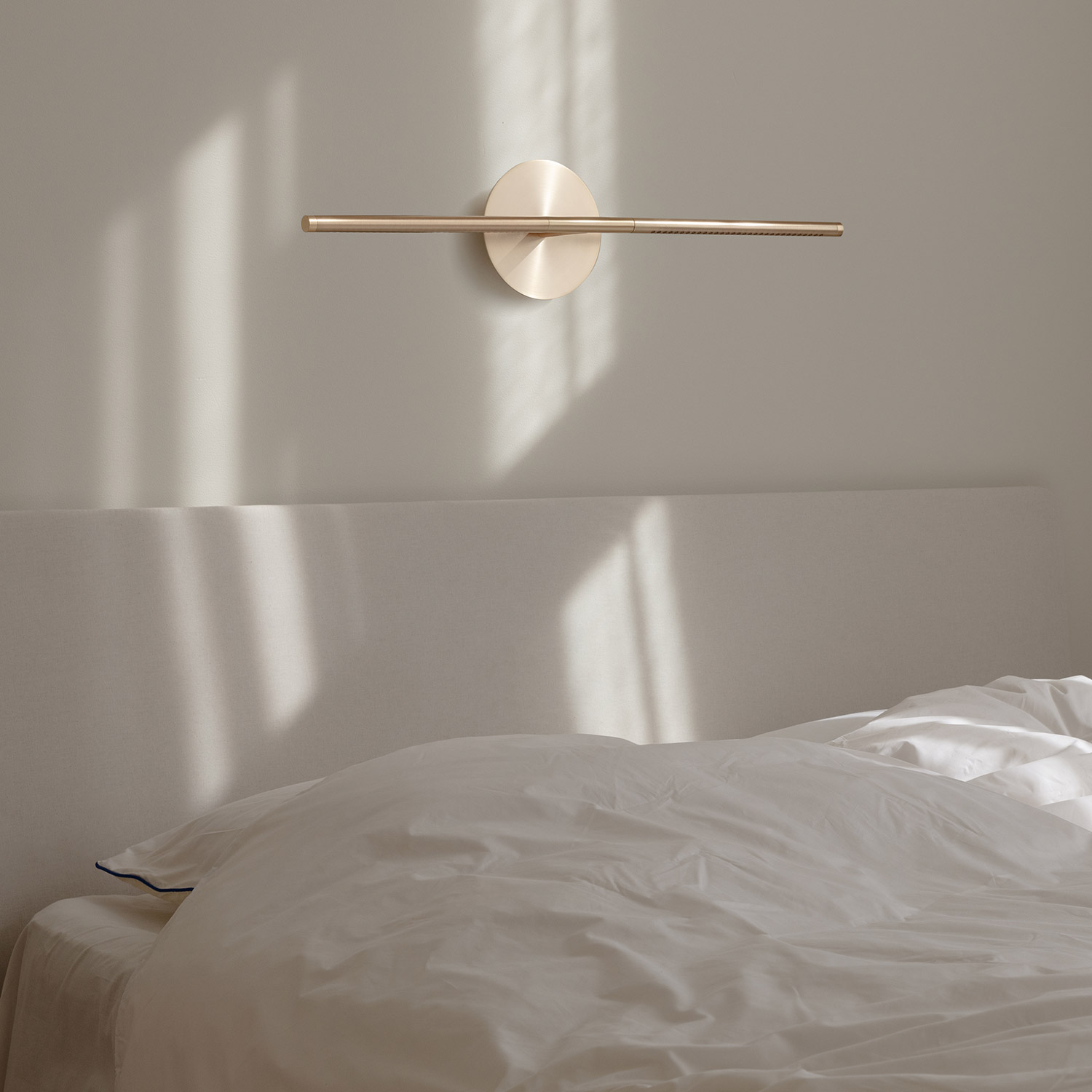 UMAGE Omni Wandlampe messing ueber bett 106519