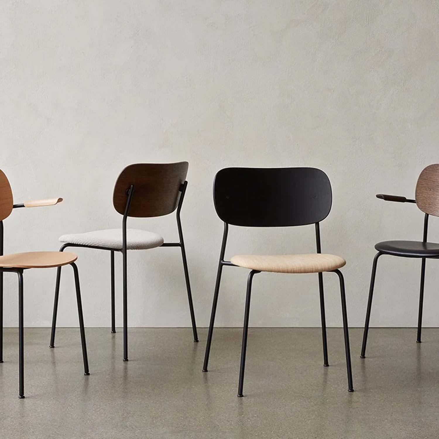 Audo - Co Dining Chair mit Armlehne schwarz/Eiche dunkel