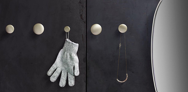 Muuto Dots Metall an schwarzer Wand