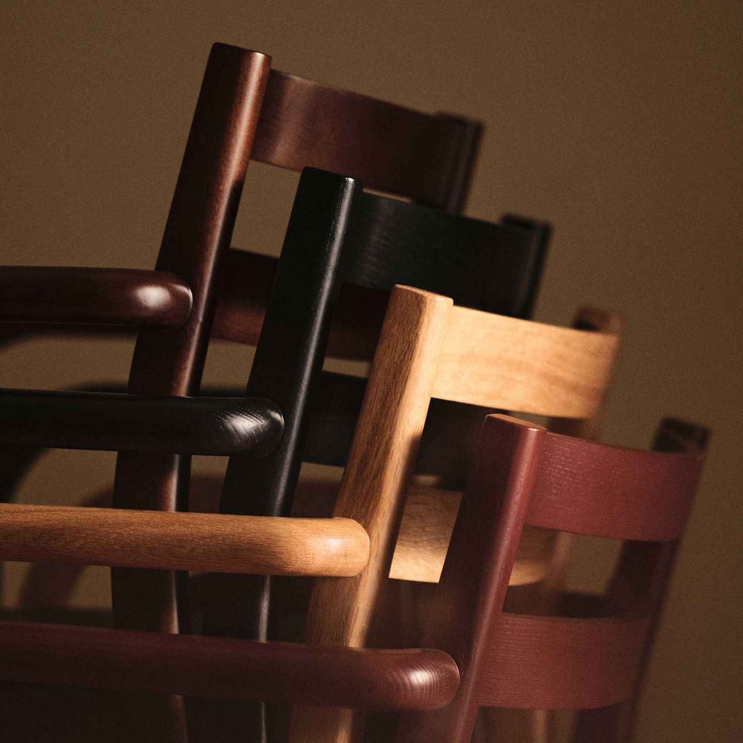 Ferm Living - Boda Stuhl mit Armlehnen dunkelbraun