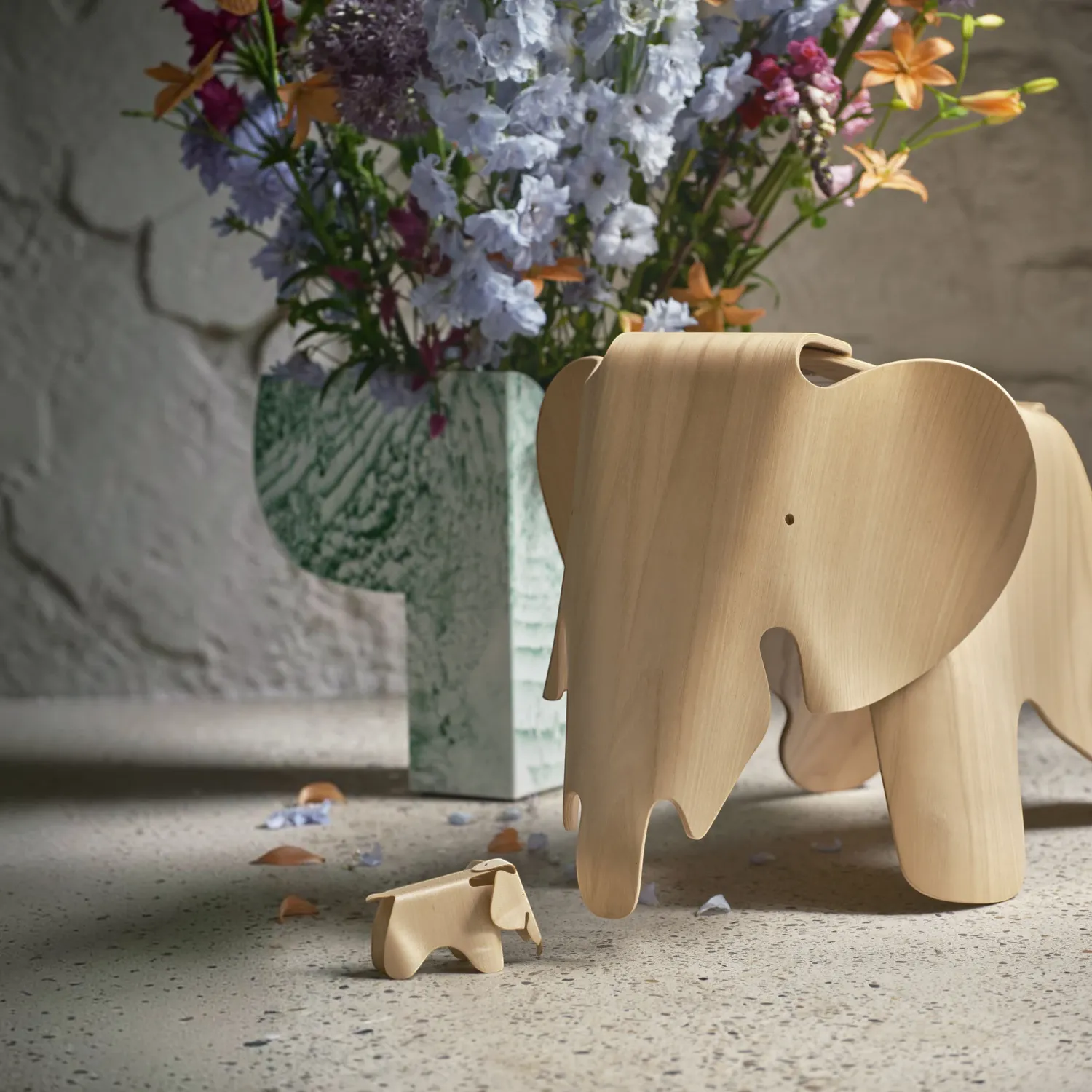 Vitra - Eames Elephant Plywood Kastanie natur