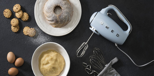 SMEG Mixer blau Handmixer neben Kuchen
