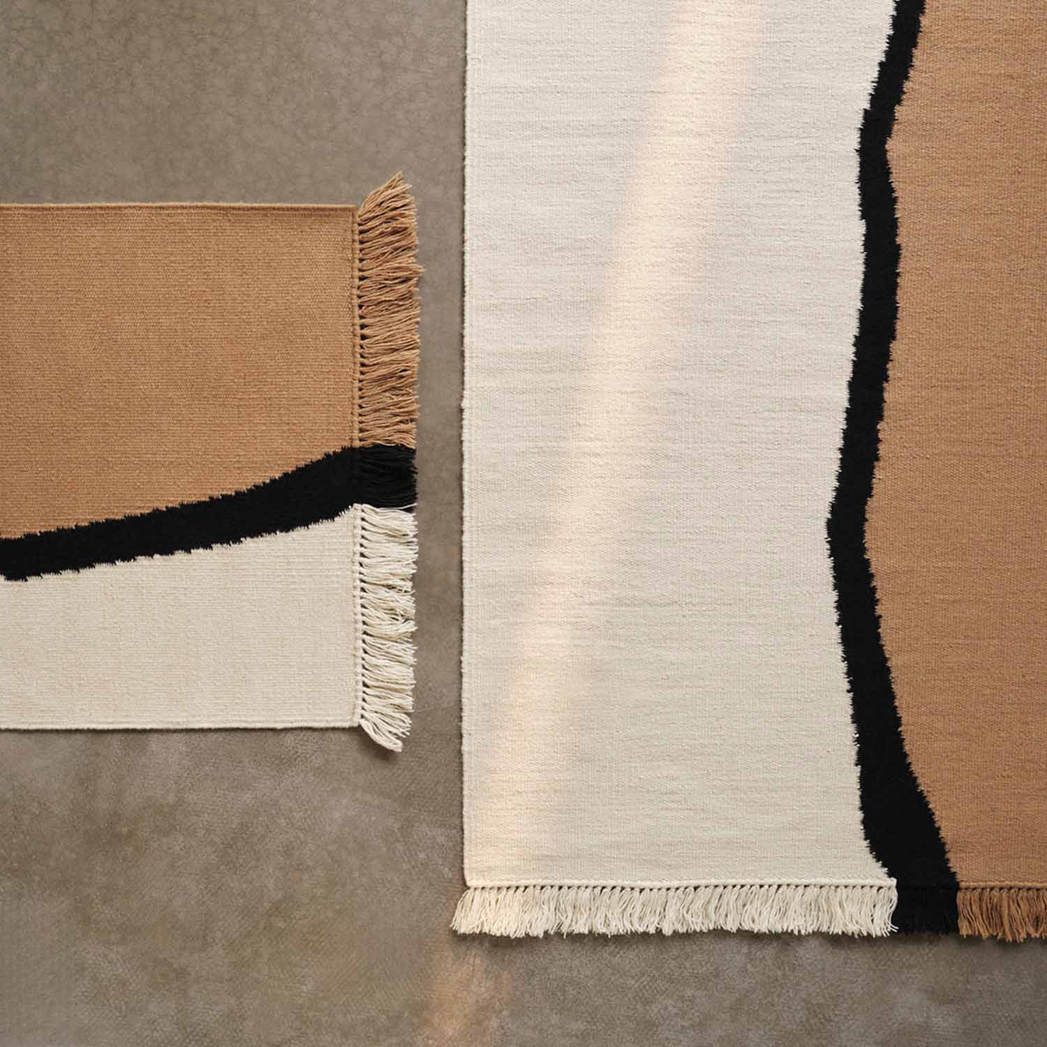 ferm LIVING Soli Kelim Laeufer dark sand off white 1104269368 auf Boden 104394