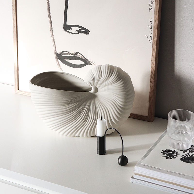 raum blick ferm living ferm living balance kerzenstaender schwarz shell pott off white muschel ripples glaeser klar 58963