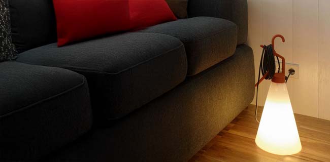 Flos May Day vor einem Sofa in rot