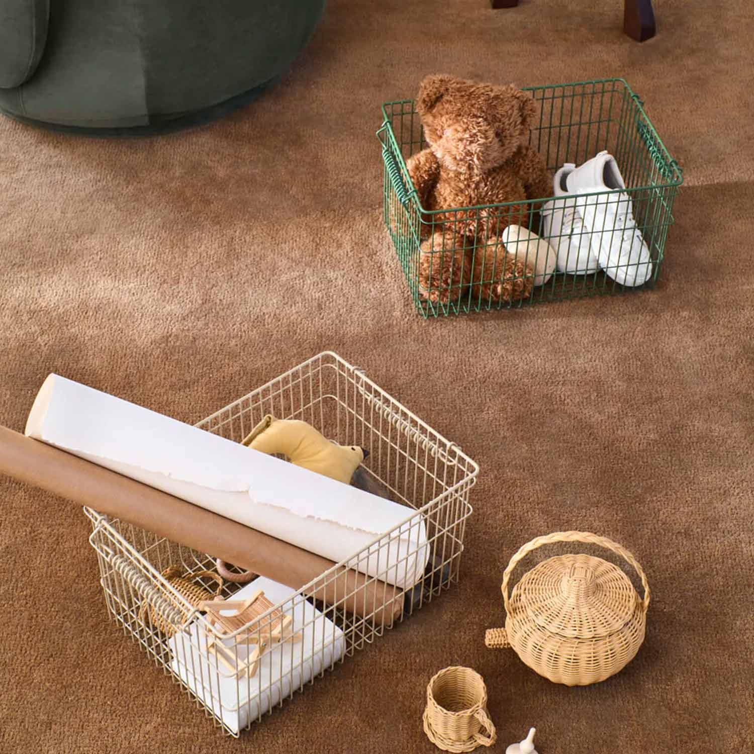 ferm LIVING Cala Stackable Basket Stapelbarer Netzkorb gefuellt 104271