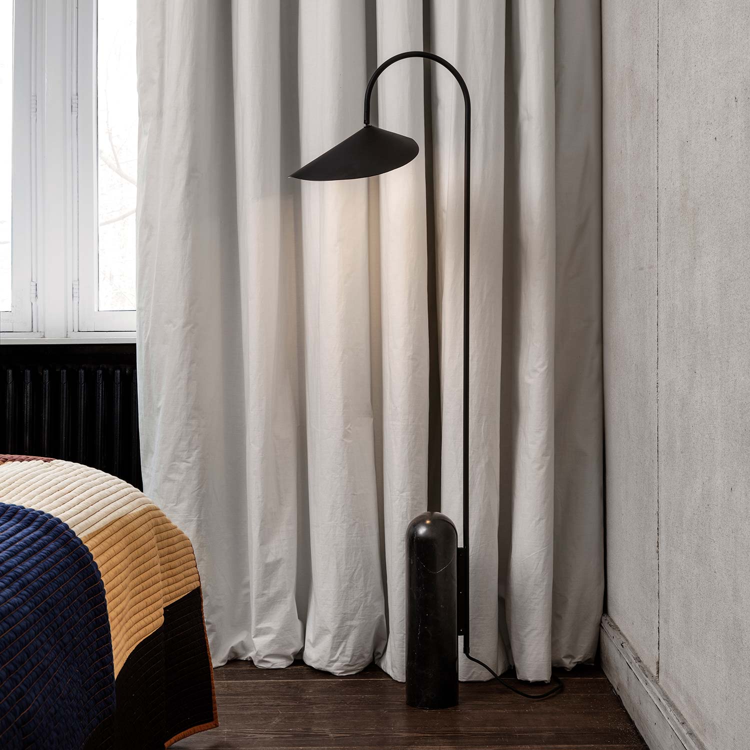ferm living arum floor lamp schwarz schlafzimmer 60327